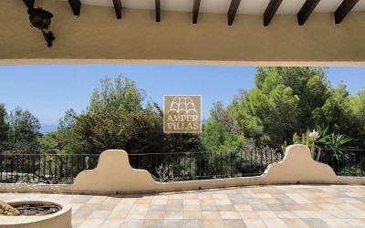 Fantástica villa con gran parcela, con privacidad y vistas al mar.